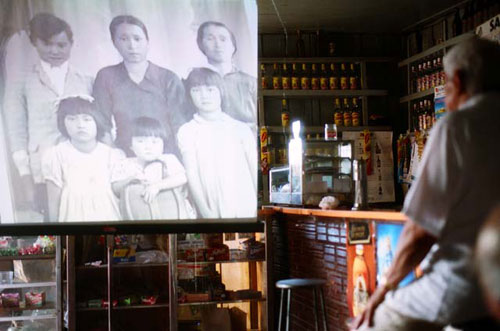 Exibi&ccedil;&atilde;o audiovisual em bar de Londrina.  Foto: Daniel Choma.